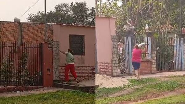 ¡Qué bonita vecindad! Doñas se pelearon y se arrojaron bolsas de basura