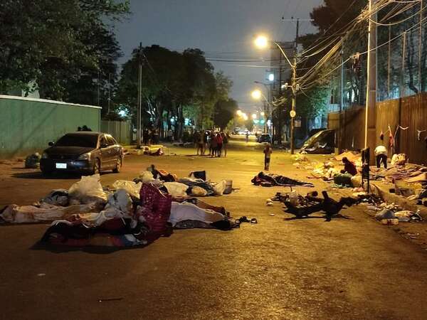 Avenida Artigas: descontrol, niños en riesgo y caos en el tránsito - Nacionales - ABC Color