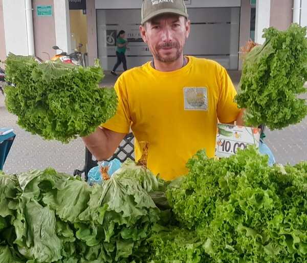 Familias ofertan productos del campo sin intermediarios en el Paseo 1811 de F. de la Mora - .::Agencia IP::.