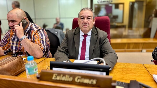 Familiares y autoridades velan los restos del diputado Lalo Gomes en Asunción