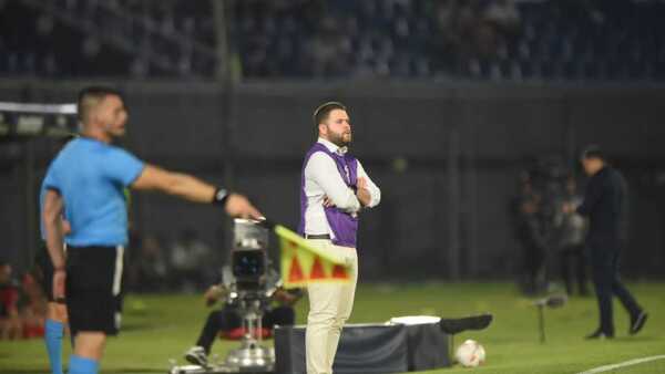 Ariel Galeano dejó de ser entrenador de Libertad