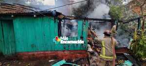 Incendio consume vivienda en el Barrio Pacú Cuá de Encarnación