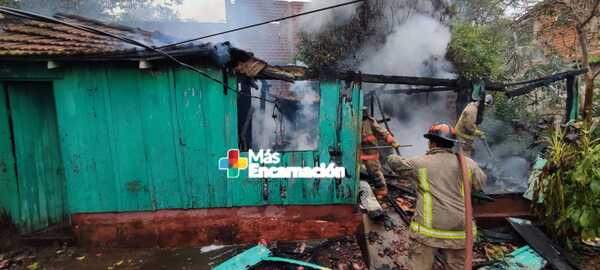 Incendio consume vivienda en el Barrio Pacú Cuá de Encarnación