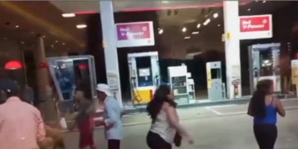 (VIDEO)Yiyis se trenzaron a golpes por un arriero tras ronda de tragos