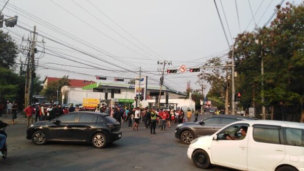 Manifestación de indígenas sobre la avenida Artigas desata reacción de vecinos
