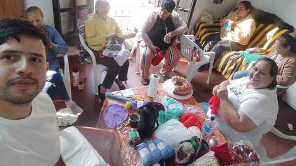 Crean el “club del crochet” para combatir el estrés