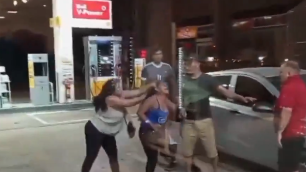 Video: Violenta riña entre mujeres en estación de servicios de Cordillera