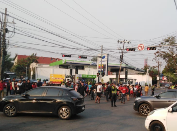 Avenida Artigas: Indígenas se manifiestan y cierran paso