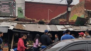 Local se derrumba en pleno Mercado 4 y deja una persona herida