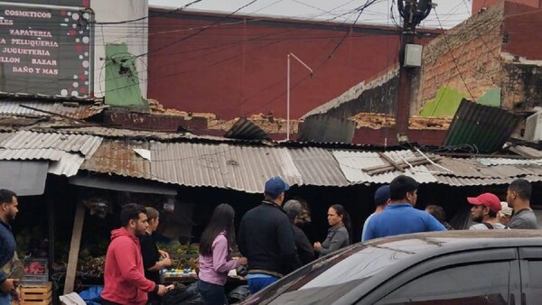 Local se derrumba en pleno Mercado 4 y deja una persona herida