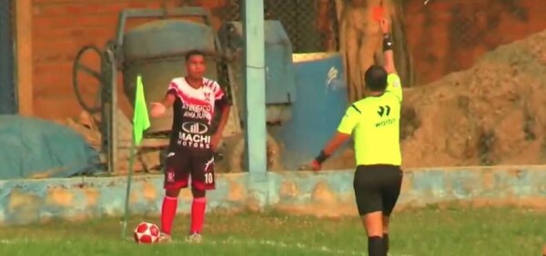 Versus / ¡Insólito! Jugador fue expulsado por orinar en pleno partido en Perú