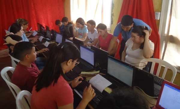 Alrededor de un centenar de jóvenes participan del curso de Informática en San José - Noticiero Paraguay