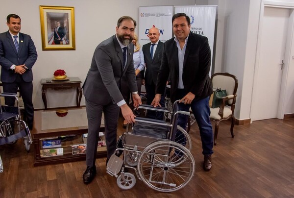 Donan sillas de ruedas para personas privadas de libertad de las penitenciarías y centros educativos - .::Agencia IP::.