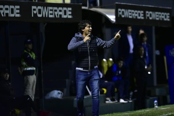 Daniel Garnero fue presentado y dirige hoy el primer entrenamiento - Libertad - ABC Color
