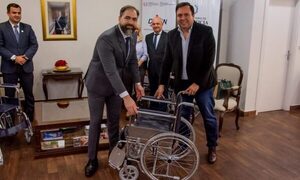 Donan sillas de ruedas para personas privadas de libertad de las penitenciarías y centros educativos