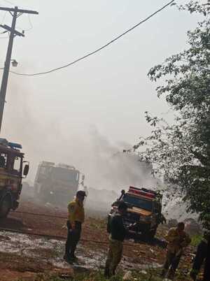Incendio arrasa con más de 50 toneladas de plásticos en una recicladora de Alto Paraná - ADN Digital