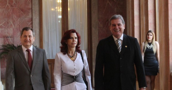 Miryam Peña choca con el cartismo y la acusan de usar plata de Derecho para comprar una camioneta