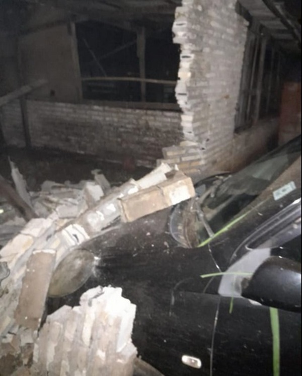 Saliendo de la discoteca, se fue por dos autos y una casa