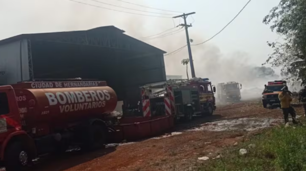 Incendio masivo consume más de 50 toneladas de plásticos en recicladora