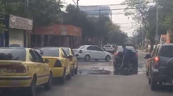 Cloacas “reventadas” y olor “terrible” en Luque - Crónicas Ciudadanas - ABC Color