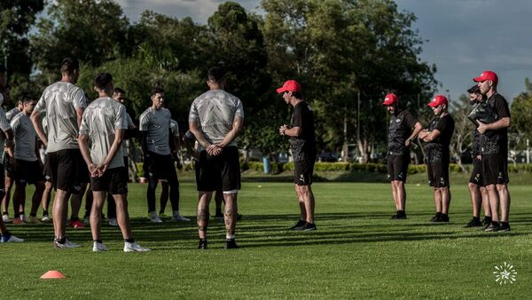 Daniel Garnero dirige práctica y prepara equipo para la revancha