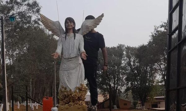 “Rey del Barro” homenajeó con una escultura a la niña Luz Nahir en Piribebuy