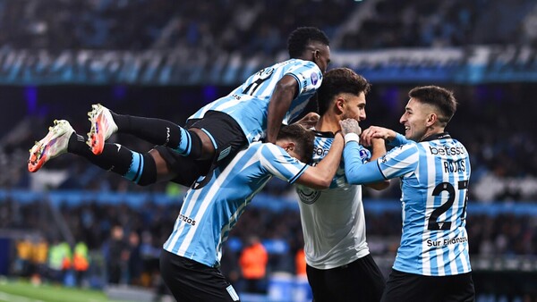 Racing golea a Huachipato y se clasifica a los cuartos de final