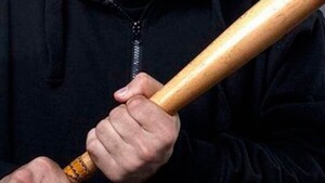 Golpeó con bate de béisbol a un abuelo por requerirle deuda