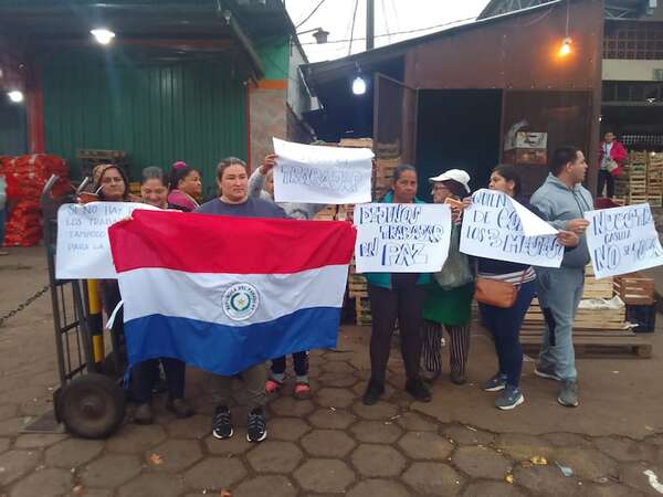 Comerciantes del Mercado de Abasto protestan por repentina orden de desalojo - Nacionales - ABC Color