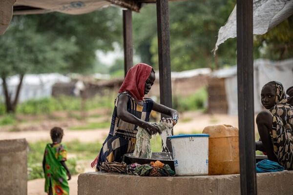 Entran a Darfur los primeros camiones de ayuda alimentaria tras reapertura de paso de Adre - Mundo - ABC Color