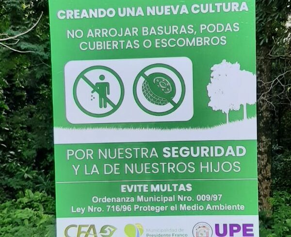 Instalan carteles para intentar frenar a puercos que arrojan basuras en Parque Independencia