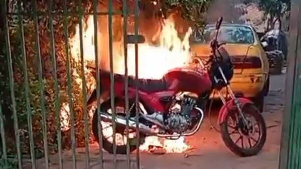 Quemó la moto de su sombrero