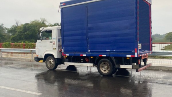Caminera multó a camión con carga pesada por usar el Puente Héroes del Chaco