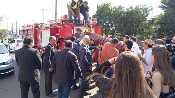 Con camión de bomberos y grito de “Justicia” despiden a Lalo Gómes