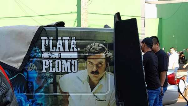 Llamativo furgón con ploteado de Pablo Escobar en último adiós de Lalo Gomes