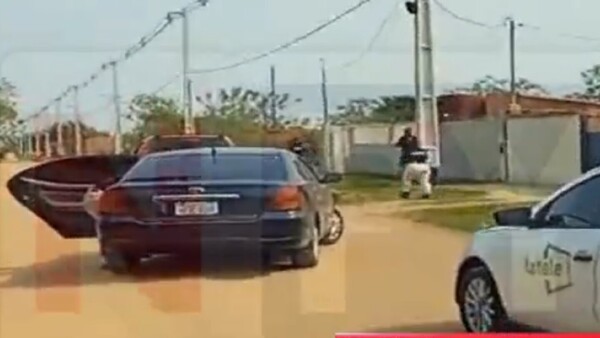 Video: Gavilla de asaltantes y policías se enfrentan a tiros en Limpio