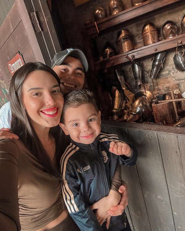 ¡Mirá las fotos de Miguel Almirón y su familia en el castillo de Harry Potter! - Gente - ABC Color