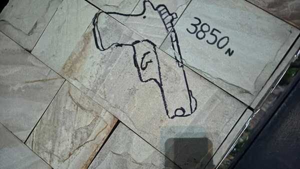 Villa Elisa: Dejan raros grafitis en una cuadra