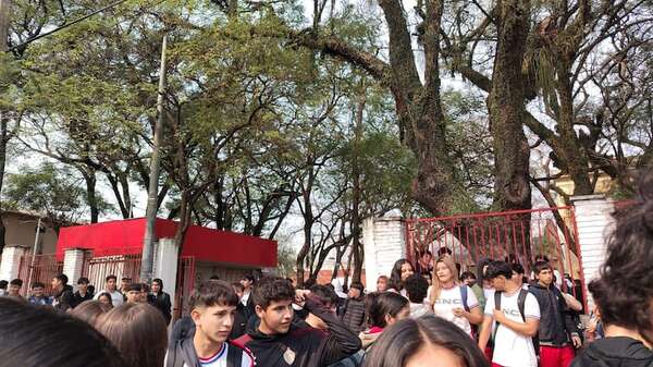 Estudiantes de CNC se manifiestan ante insalubridad y pésimo estado de instalaciones - Nacionales - ABC Color