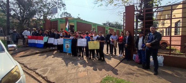 Padres de la de la Escuela Padre Germán Pieper protestan por falta de rubros