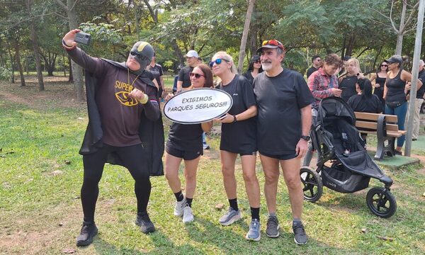 ¡Hasta con un superhéroe!: Ciudadanos se manifestaron en Parque Guasú por casos de abuso