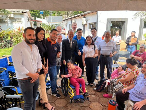 CONSULADO GENERAL DE LA REP. DE CHINA(TAIWÁN) ENTREGA EQUIPOS DE MOVILIDAD A LOS MÁS NECESITADOS - La Clave
