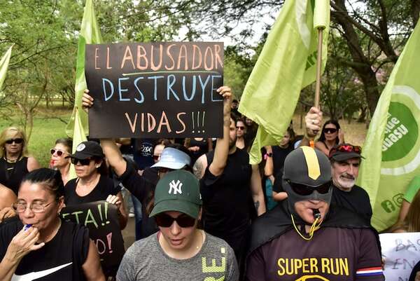 Parque Guasu: emotiva y fuerte protesta para pedir seguridad en áreas verdes - Nacionales - ABC Color