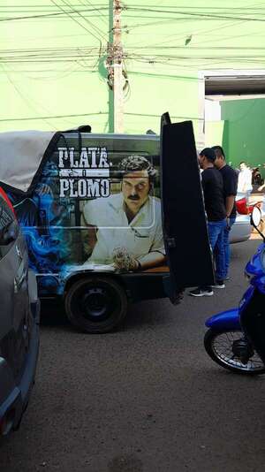 Sepelio de Lalo Gomes: aparece camioneta con ploteado de Pablo Escobar y la frase “plata o plomo” - Nacionales - ABC Color