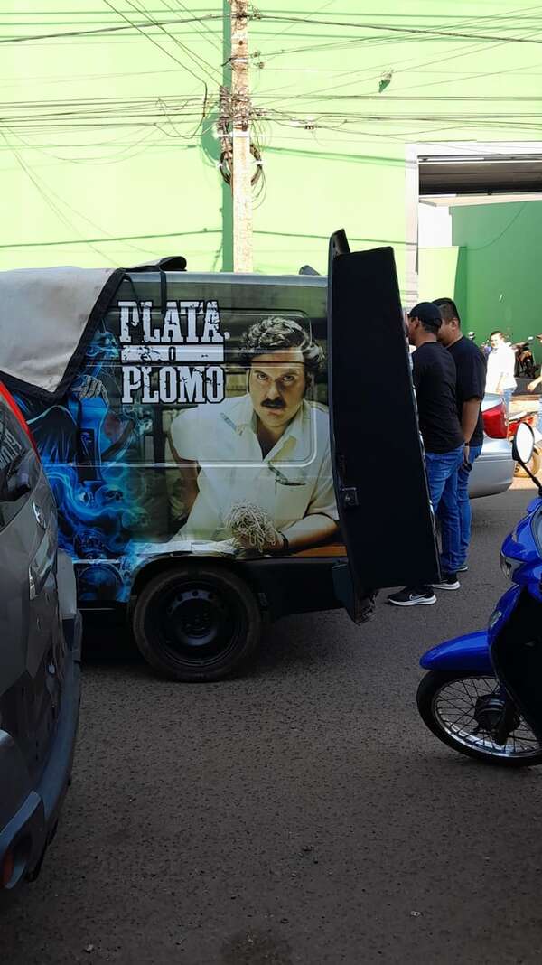 Sepelio de Lalo Gomes: aparece camioneta con ploteado de Pablo Escobar y la frase “plata o plomo” - Nacionales - ABC Color