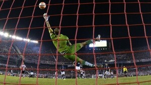 El arquero multicampeón con Olimpia que ahora es delantero