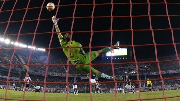 El arquero multicampeón con Olimpia que ahora es delantero