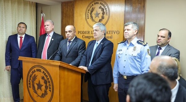 Fiscal general y ministro del Interior quedaron blindados luego de reunirse con senadores
