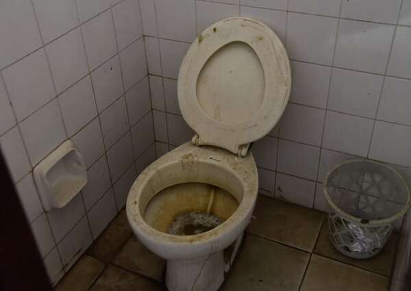 Abandono del MEC: emblemático Colegio Nacional de la Capital se cae a pedazos; exigen que Galeano Perrone rinda cuentas - Nacionales - ABC Color