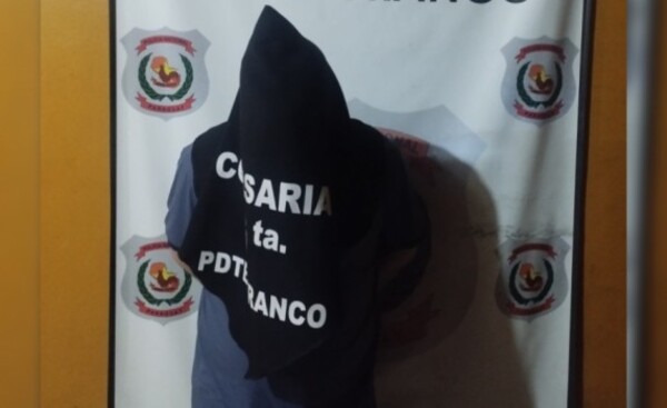 Casi mató a su pareja tras tirarle por la escalera